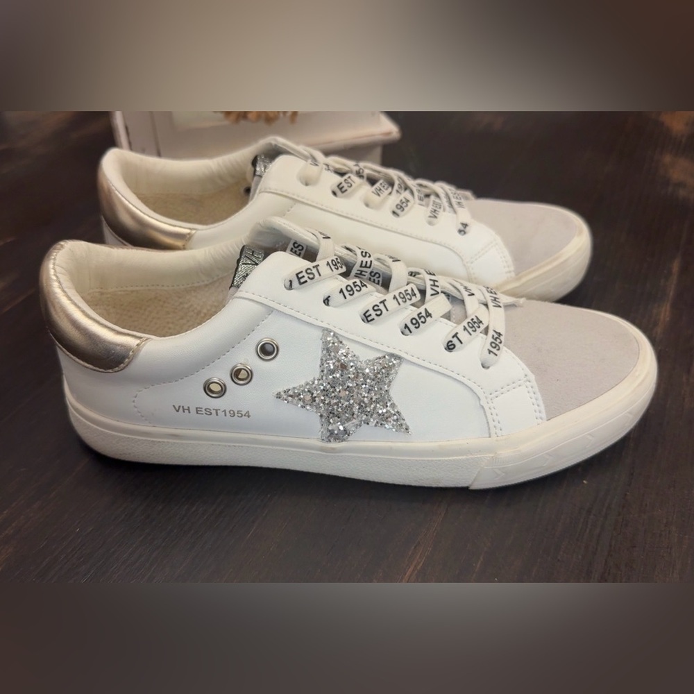NWOT Vintage Havana White and Silver Sneakers women’s sz. 7.5
